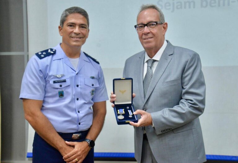 Álvaro Porto é condecorado com a Medalha Mérito Santos-Dumont pelo II COMAR