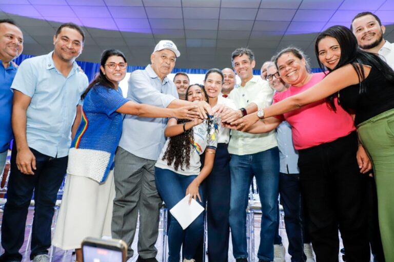Governo de Pernambuco reforça transporte escolar em Paulista com entrega de cinco novos ônibus
