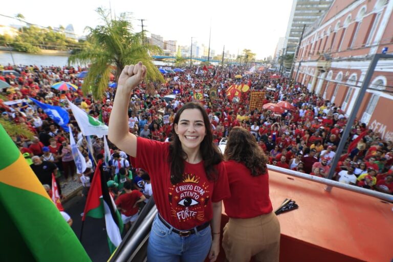 Maria Arraes participa de ato no Recife contra PL da Dosimetria aprovado na Câmara