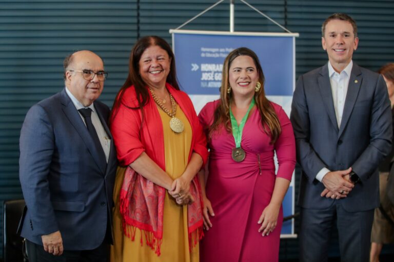 Aída Andrade recebe a mais alta honraria da Educação Física no Brasil no Congresso Nacional