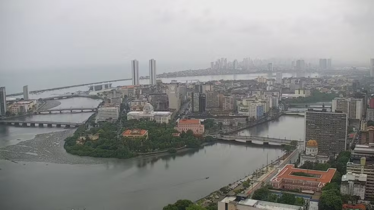 Chuvas no Carnaval transformam Recife em rio e ampliam críticas à Prefeitura