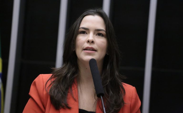 Câmara dos Deputados do Brasil aprova projeto de Maria Arraes que prevê pensão maior quando um dos pais é ausente
