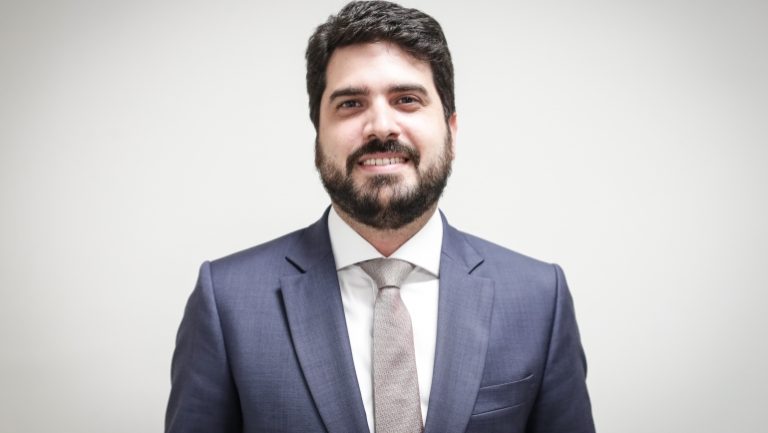 Débora Almeida cobra transparência em concurso público do Recife