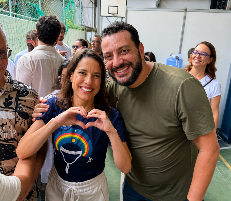 Robson Ouro Preto acompanha Raquel Lyra durante Feira da Cidadania na Macaxeira, no Recife