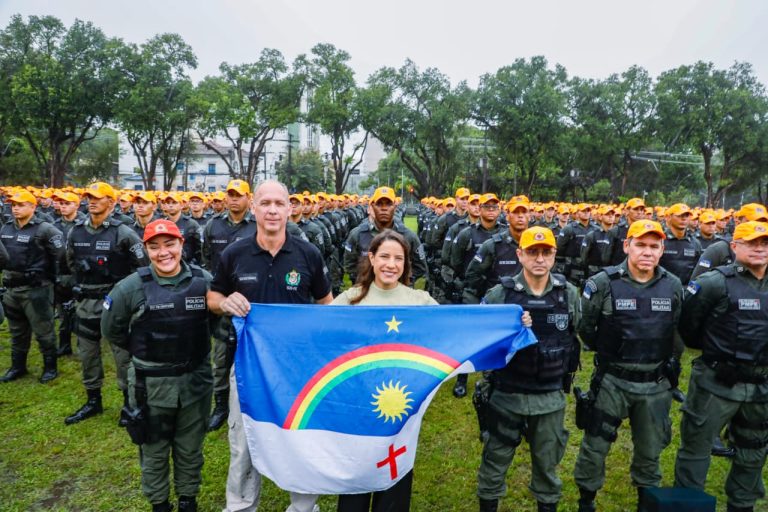 Governadora Raquel Lyra entrega mais de 2 mil novos policiais militares para reforçar segurança no Grande Recife