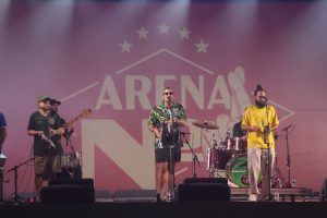 Arena Nº1 reúne torcedores no Recife para celebrar vitória do Brasil sobre a Escócia durante o São João