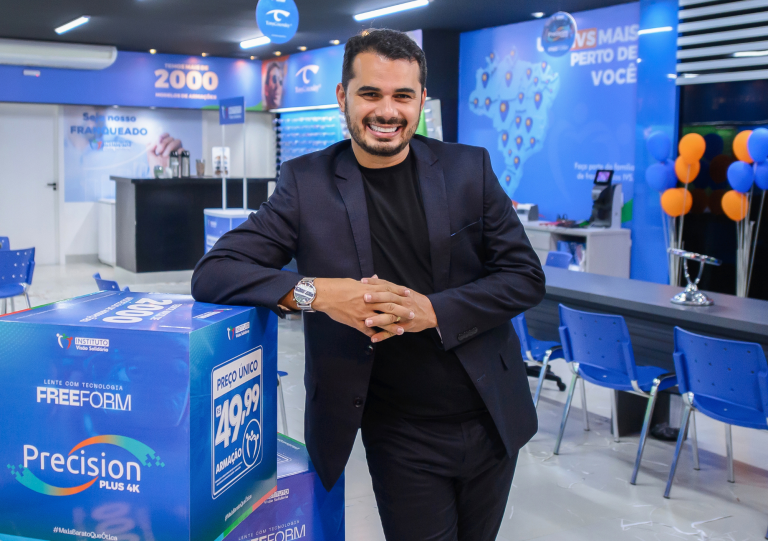 Jovem empreendedor transforma propósito social em modelo de negócio e leva marca a 400 unidades de franquias no Brasil